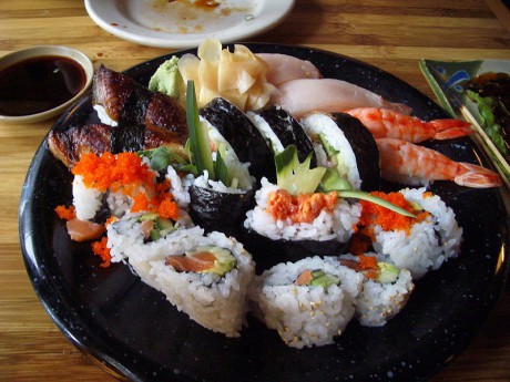 800px-Sushi_and_Maki_Feast